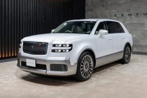 Vista lateral del Toyota Century 2026 SUV, destacando su diseño cuadrado y elegante.