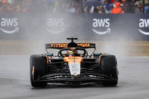 McLaren F1 auto en pista lluvia legal batalla 2025